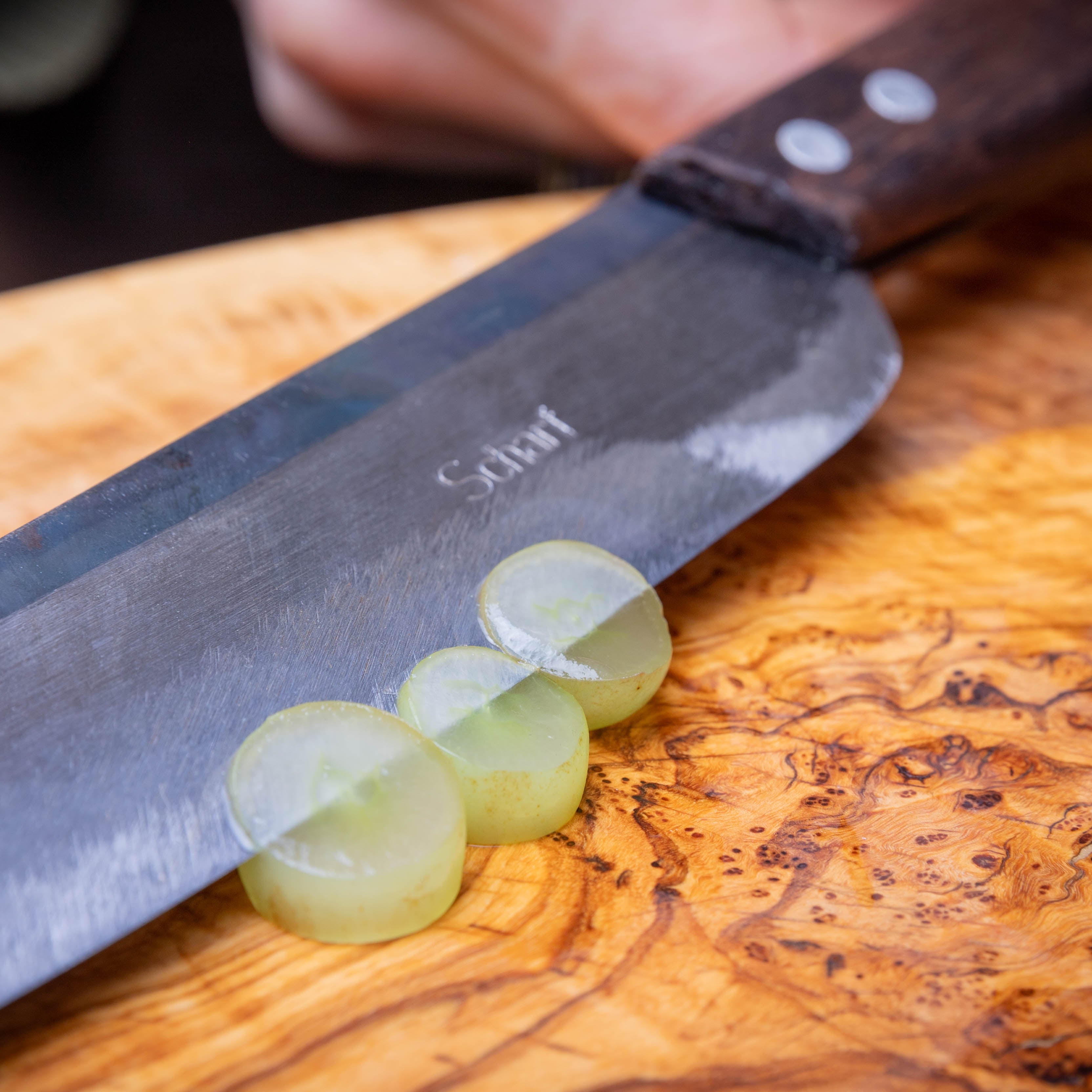 Scharf Messer hauchzart geschnitten