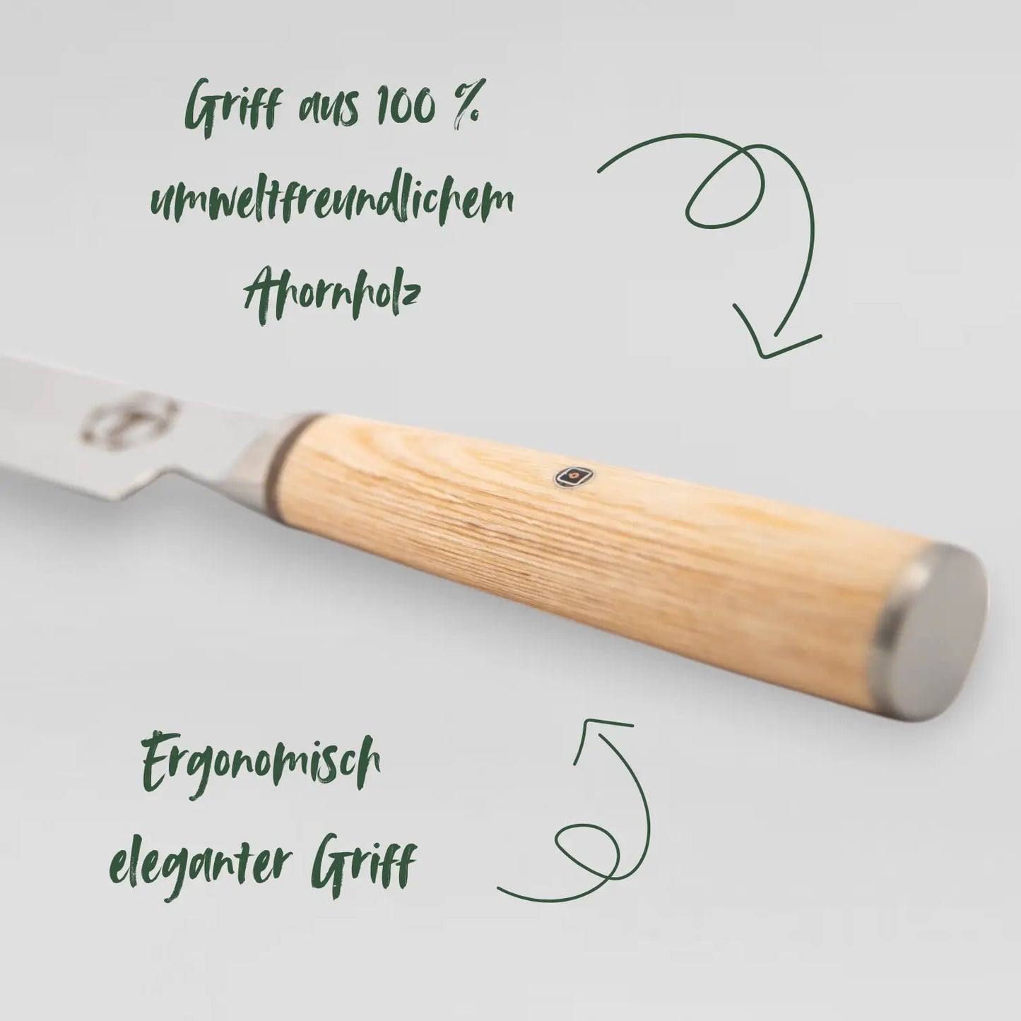 Detailansicht des Flat Iron-10 Ahornholzgriffs mit eleganter Maserung, ergonomischem Design und professionellem Griffkomfort